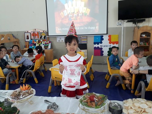 Tiệc buffet mừng sinh nhật 2 nàng công chúa sinh tháng 4 lớp B2